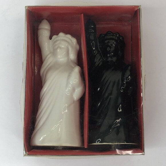 Statue Of Liberty 4-1/4” Salt and Pepper Shakers Set Black & White *FLAW* - Picture 1 of 12